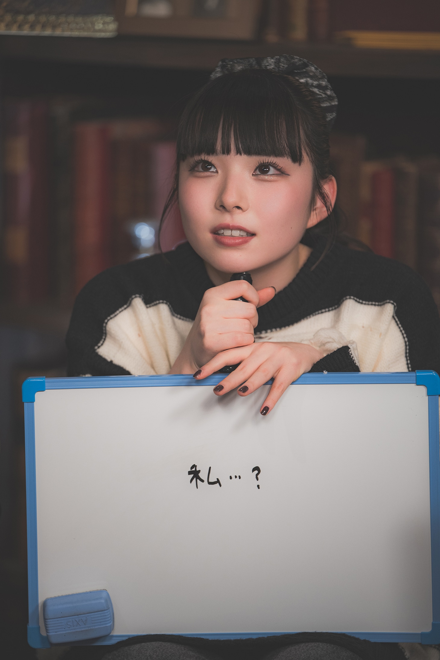 小さな文字で自信なさげに「私」と書いたフリップを見せる凛花。