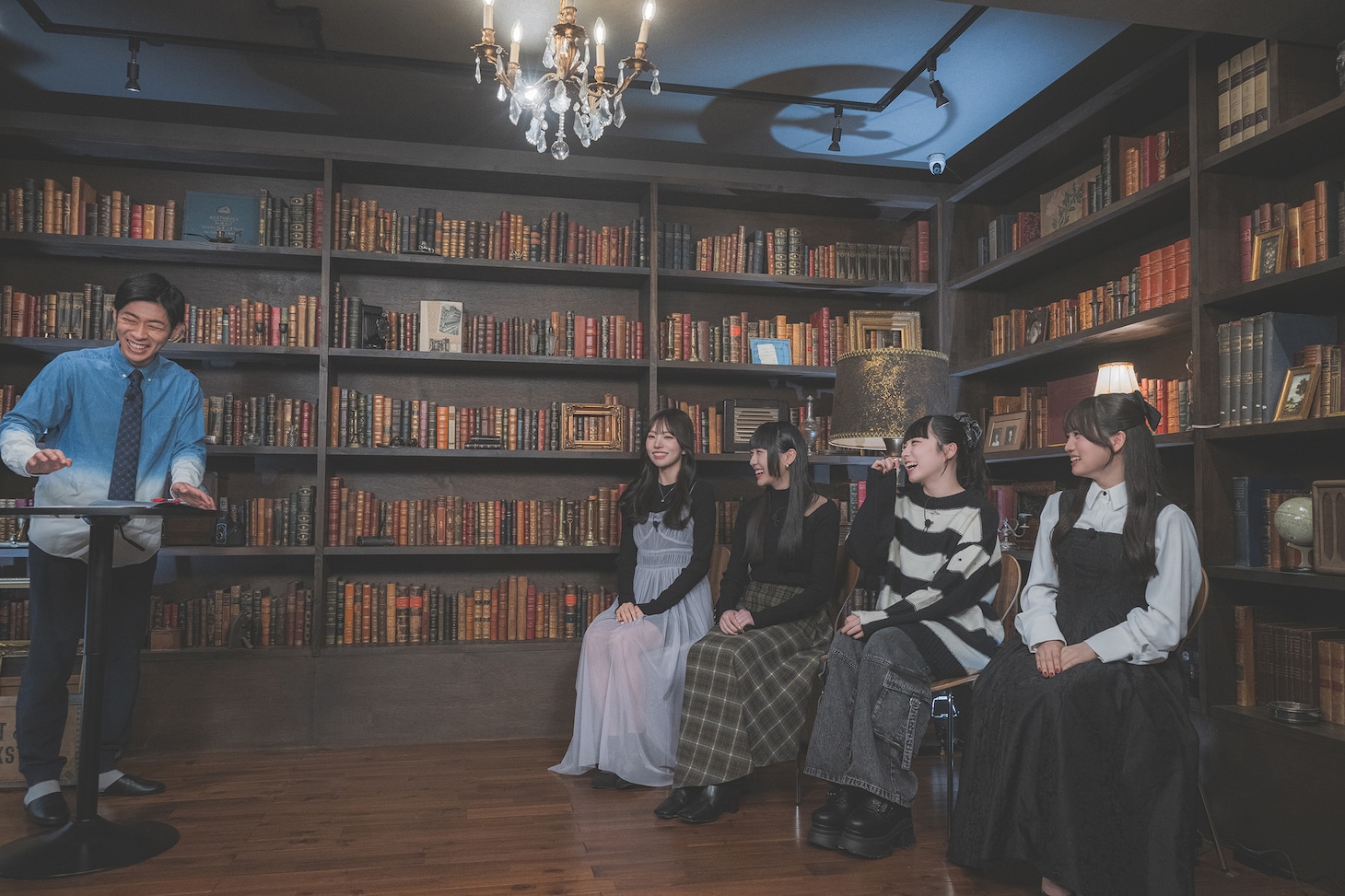 ファントムシータの自由なトークに的確なツッコミを入れるトンツカタン森本（左）。