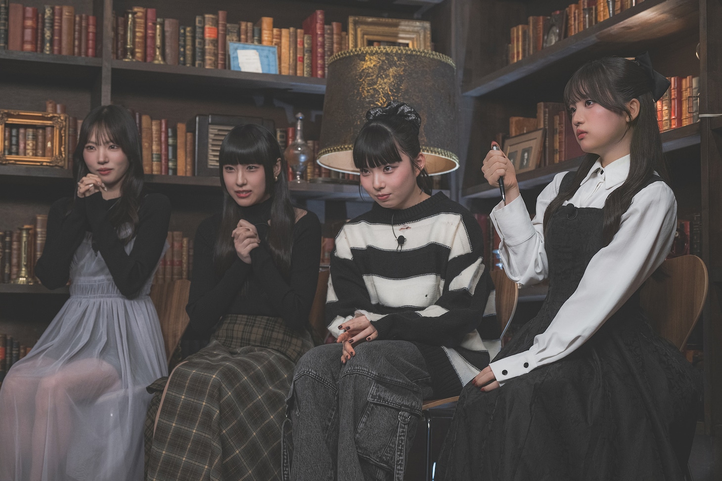 もな（右端）の挑戦を見守る年上組。