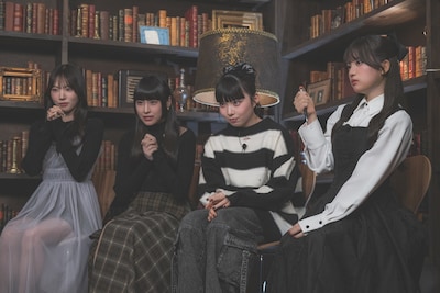 もな（右端）の挑戦を見守る年上組。