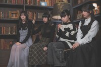 ビリビリペンを試す百花（左から2番目）。