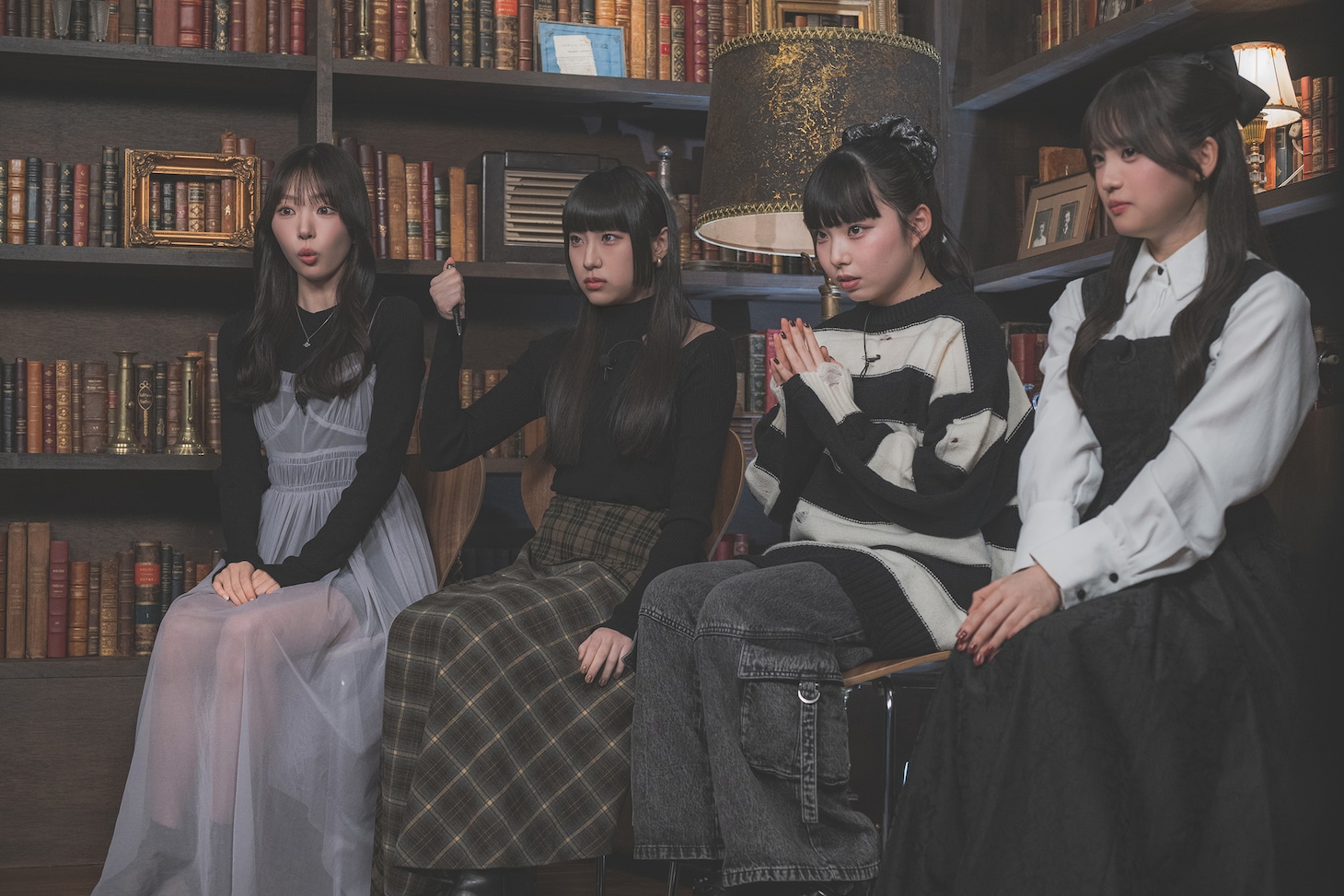 ビリビリペンを試す百花（左から2番目）。