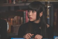 トンツカタン森本の話をじっくり聞く百花。