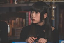 トンツカタン森本の話をじっくり聞く百花。