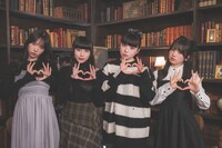 ハートを作りながらも“レトロホラー”の顔をのぞかせるファントムシータ。