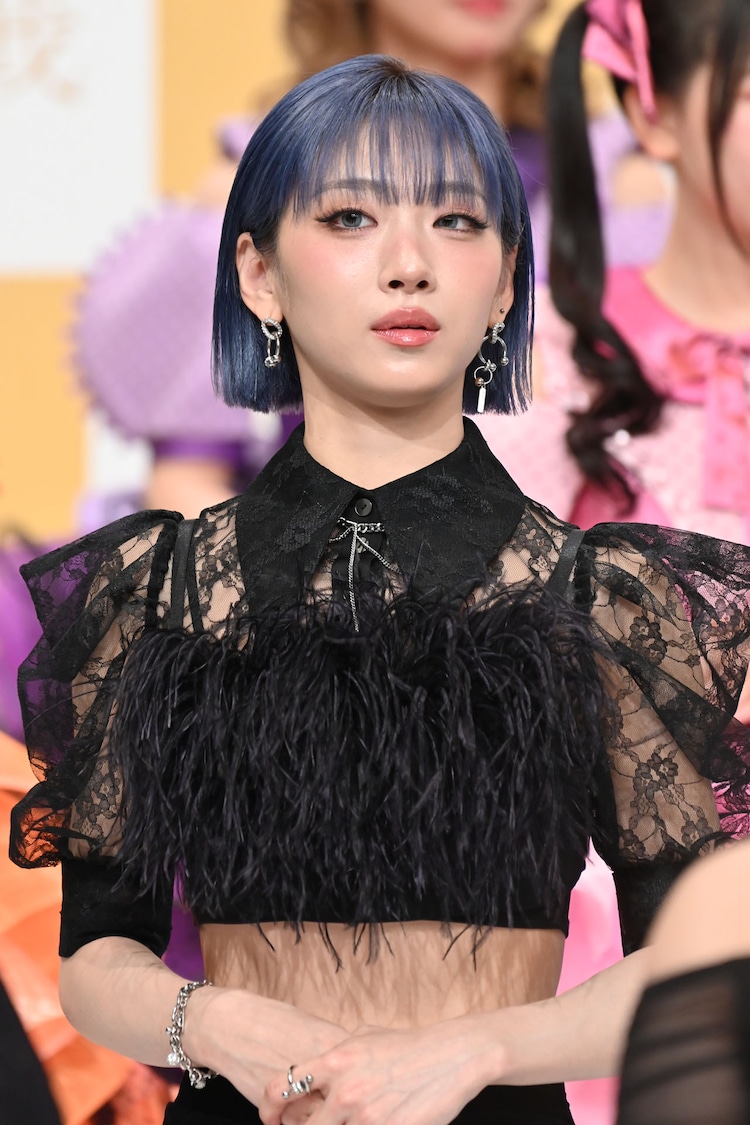 Potret JISOO (HANA) dalam balutan outfit stylish, pose natural