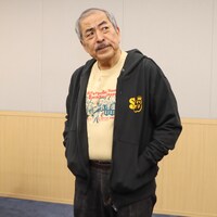 ジップパーカーを着こなす吾妻光良。