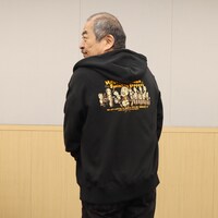 ジップパーカーを着こなす吾妻光良。