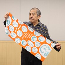 手ぬぐいを手にする吾妻光良。