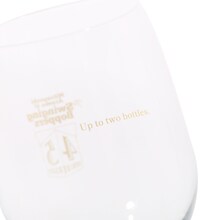 吾妻光良 & The Swinging Boppers 45th Anniversary SPECIAL BANQUET ワイングラス。45周年ロゴの反対側には、楽曲「大人はワイン2本まで」にちなみ「Up to two bottles.」の文字が。