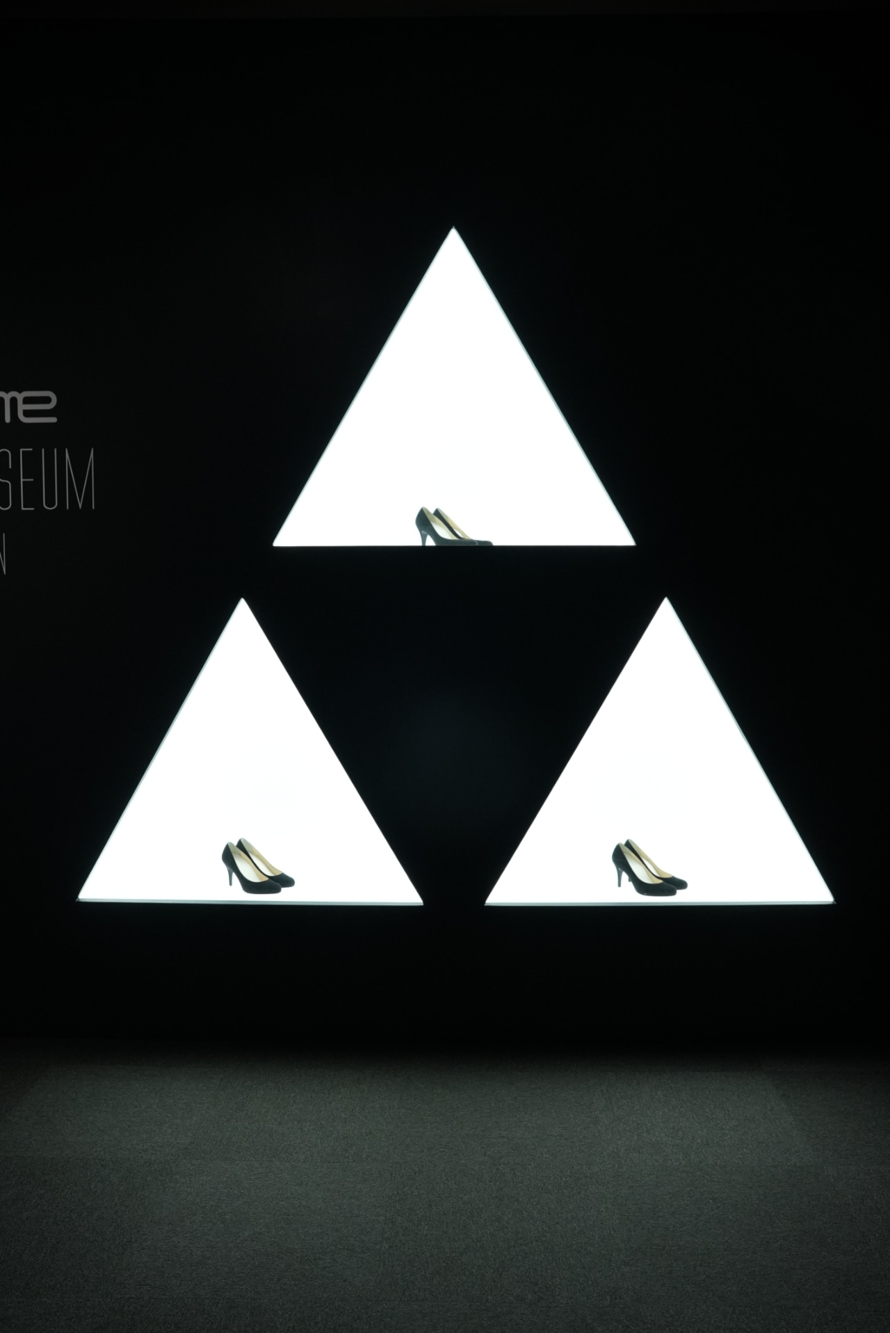 「Perfume COSTUME MUSEUM FINAL EDITION」入口に飾られた3足のPerfumeダンスヒール。