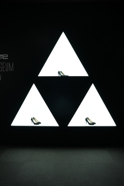 「Perfume COSTUME MUSEUM FINAL EDITION」入口に飾られた3足のPerfumeダンスヒール。