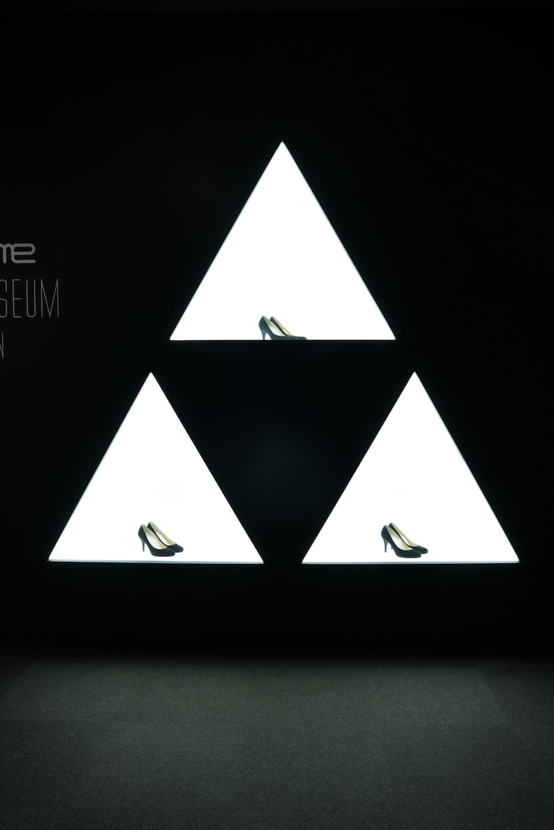 「Perfume COSTUME MUSEUM FINAL EDITION」入口に飾られた3足のPerfumeダンスヒール。