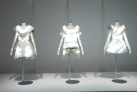 Perfume 「Spring of Life」の衣装。MIDIにより場内の音楽と連動して点滅のパターンが変わる。