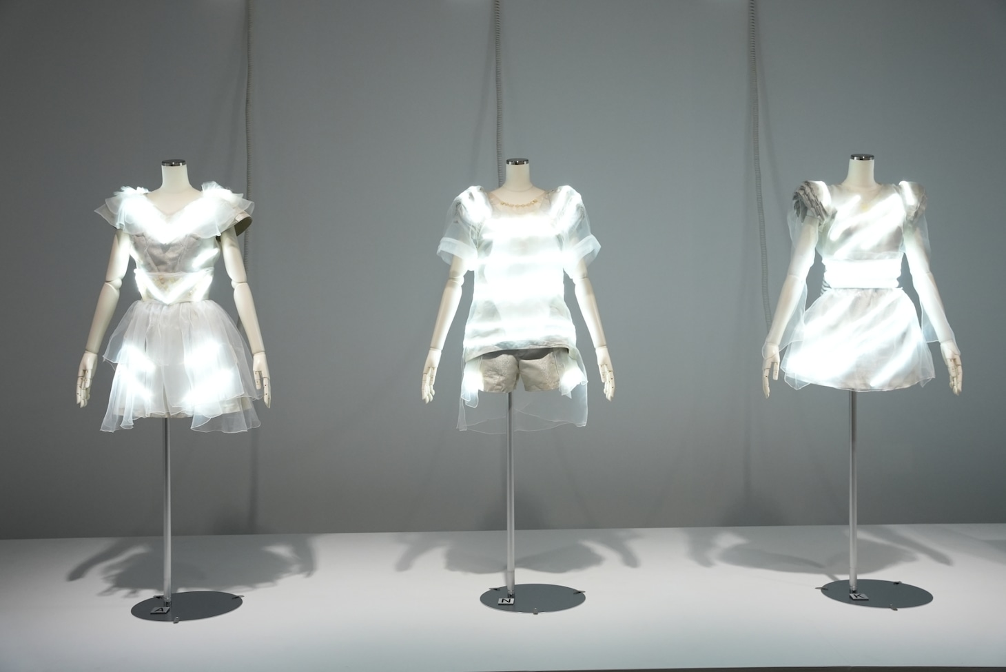 Perfume 「Spring of Life」の衣装。MIDIにより場内の音楽と連動して点滅のパターンが変わる。