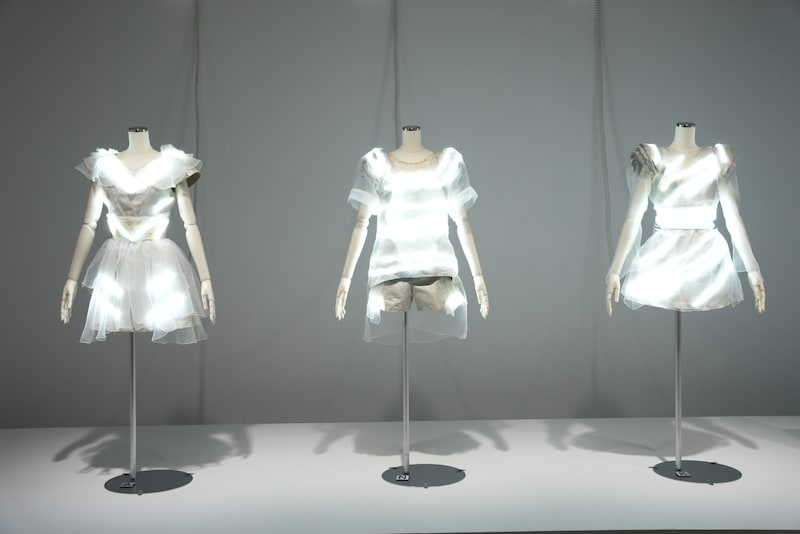 Perfume 「Spring of Life」の衣装。MIDIにより場内の音楽と連動して点滅のパターンが変わる。