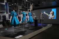 第3章「『未来』を超えて」のスペース。手前は「Perfume 8th Tour 2020 “P Cubed” in Dome」、奥は「ポリゴンウェイヴ」の衣装。