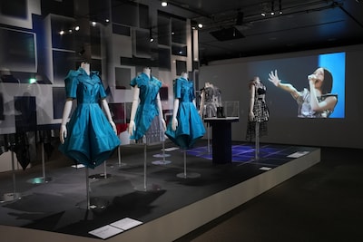 第3章「『未来』を超えて」のスペース。手前は「Perfume 8th Tour 2020 “P Cubed” in Dome」、奥は「ポリゴンウェイヴ」の衣装。