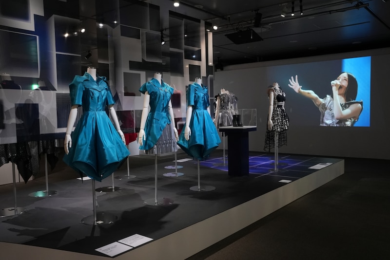 第3章「『未来』を超えて」のスペース。手前は「Perfume 8th Tour 2020 “P Cubed” in Dome」、奥は「ポリゴンウェイヴ」の衣装。