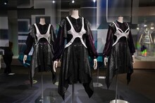 「Perfume 8th Tour 2020 “P Cubed” in Dome」の衣装。白と黒の対比をコンセプトに、2008年のアルバム「GAME」の衣装を再解釈している。