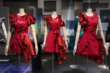 「Perfume 8th Tour 2020 “P Cubed” in Dome」の衣装。重ね着をしても装飾が崩れないように、シャンブレーシャンタンをボックス状にし、構造線へと挟み込むという技法でラッフルが作られた。