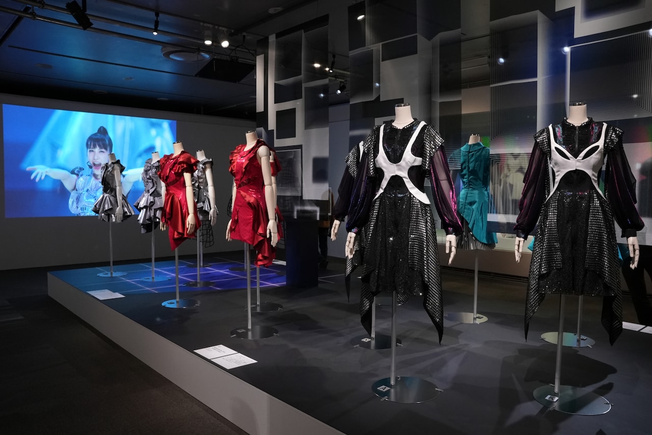 「Perfume COSTUME MUSEUM FINAL EDITION」の様子。