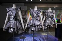 「Perfume LIVE 2022 [polygon wave]」のラストで「マワルカガミ」を披露した際のミラーボール風衣装。