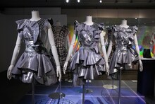 「Perfume LIVE 2022 [polygon wave]」のラストで「マワルカガミ」を披露した際のミラーボール風衣装。