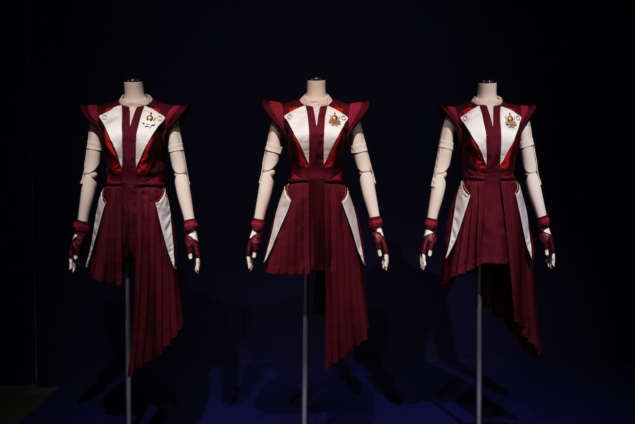 Perfume「ネビュラロマンス後篇」の衣装。ストーリーの進行に合わせて