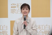 「第76回NHK紅白歌合戦」出場歌手発表会見で司会を務めた鈴木奈穂子アナウンサー。