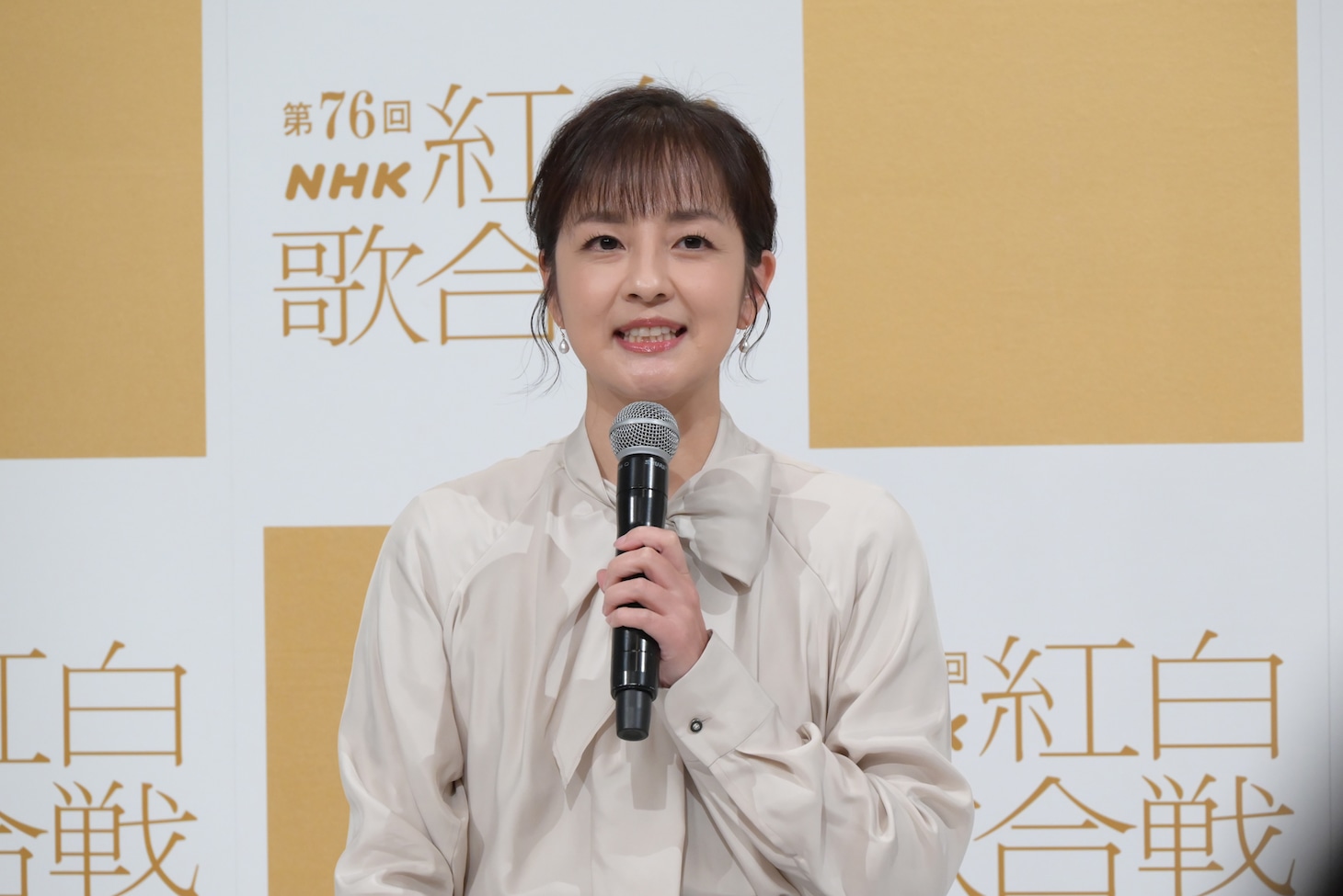 「第76回NHK紅白歌合戦」出場歌手発表会見で司会を務めた鈴木奈穂子アナウンサー。