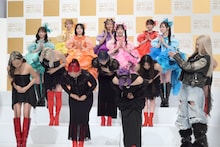 HANAが司会者に紹介された際、隣で拍手を送ったちゃんみな（右）。