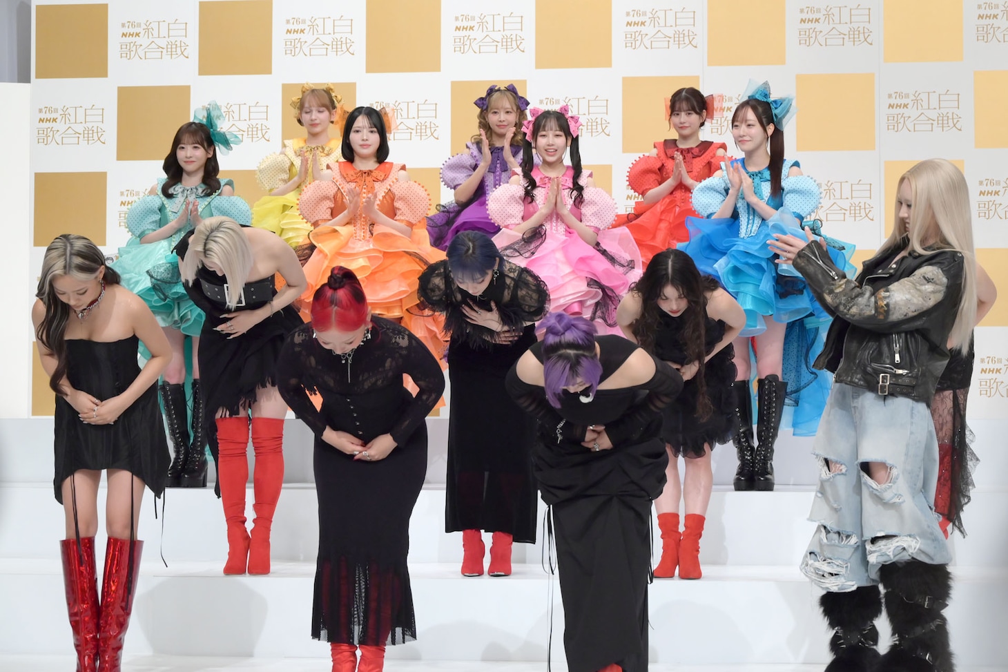 HANAが司会者に紹介された際、隣で拍手を送ったちゃんみな（右）。