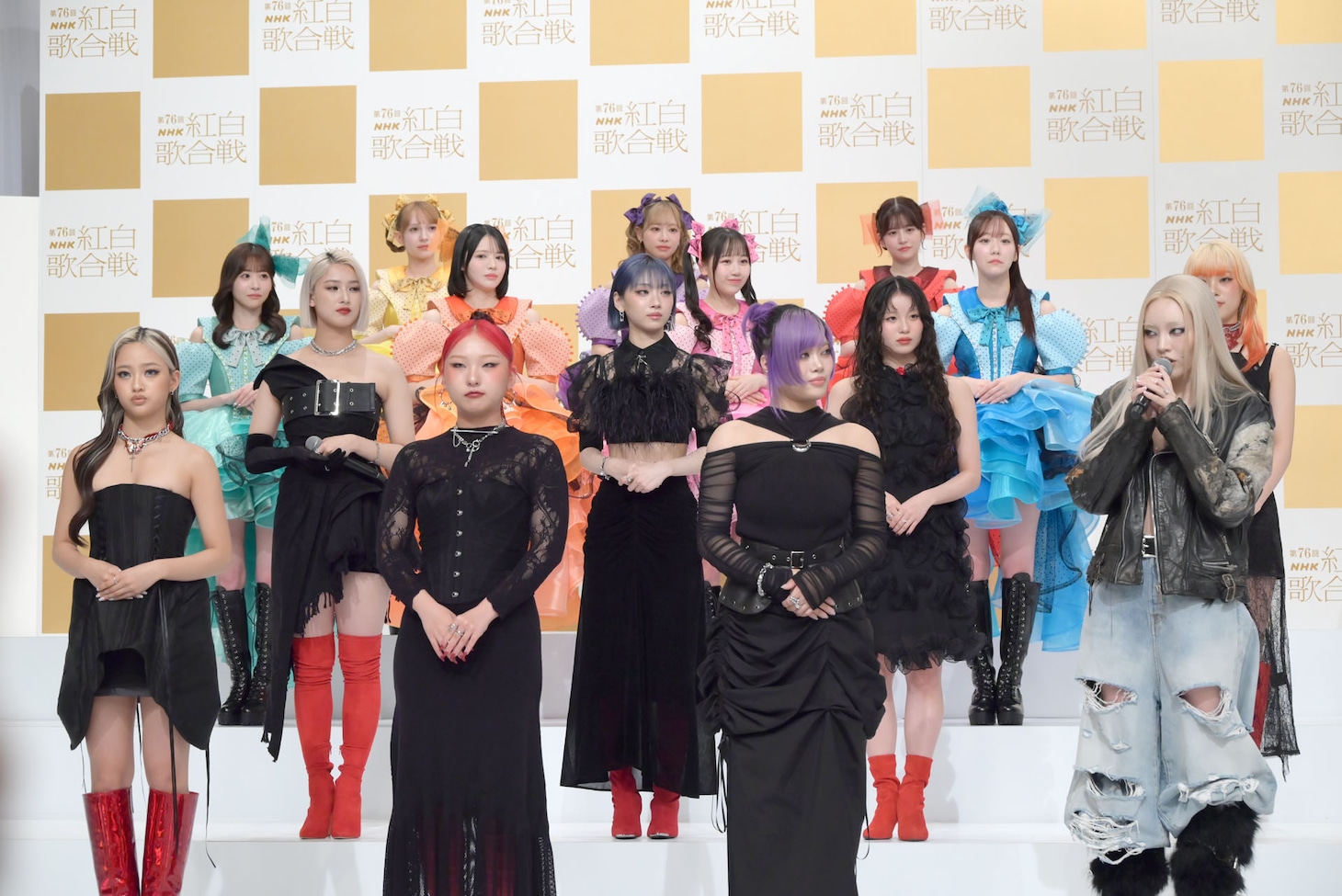 ちゃんみな（右）の挨拶に耳を傾けるHANA。