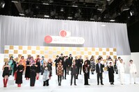 「第76回NHK紅白歌合戦」の出場歌手発表会見に登壇した10組。