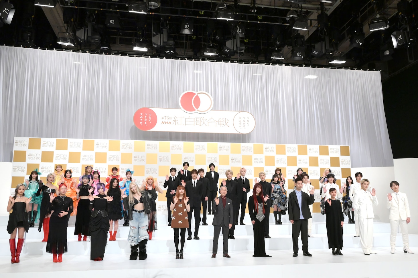「第76回NHK紅白歌合戦」の出場歌手発表会見に登壇した10組。