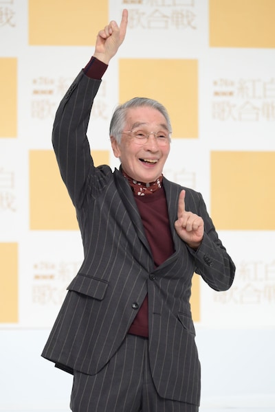 おちゃめなポーズを決める堺正章。