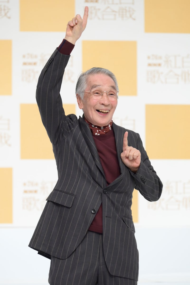 おちゃめなポーズを決める堺正章。