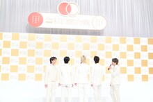 「一旦後ろ向いてもいいですか？」と、会見の舞台を5人で味わうM!LK。