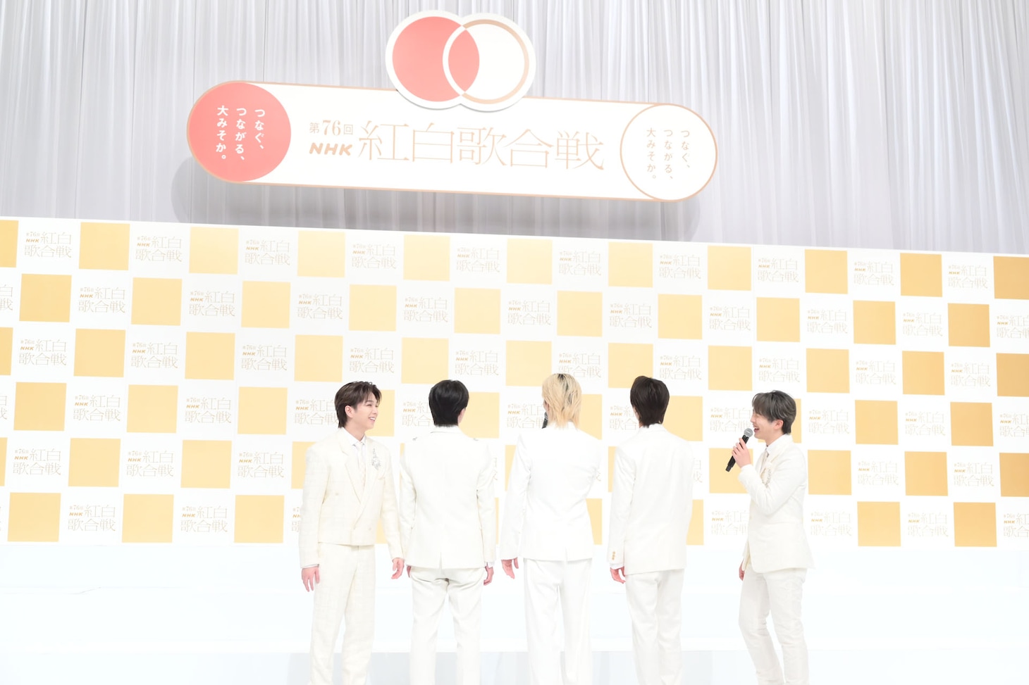 「一旦後ろ向いてもいいですか？」と、会見の舞台を5人で味わうM!LK。