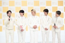 塩﨑太智（左）の発言に注目する4人。