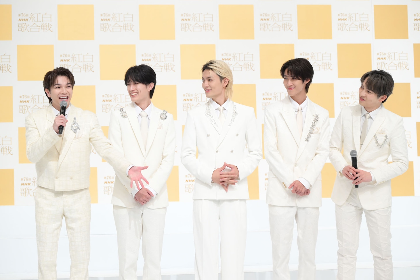 塩﨑太智（左）の発言に注目する4人。