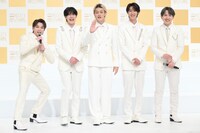 塩﨑太智（左）の発言に戸惑う4人。