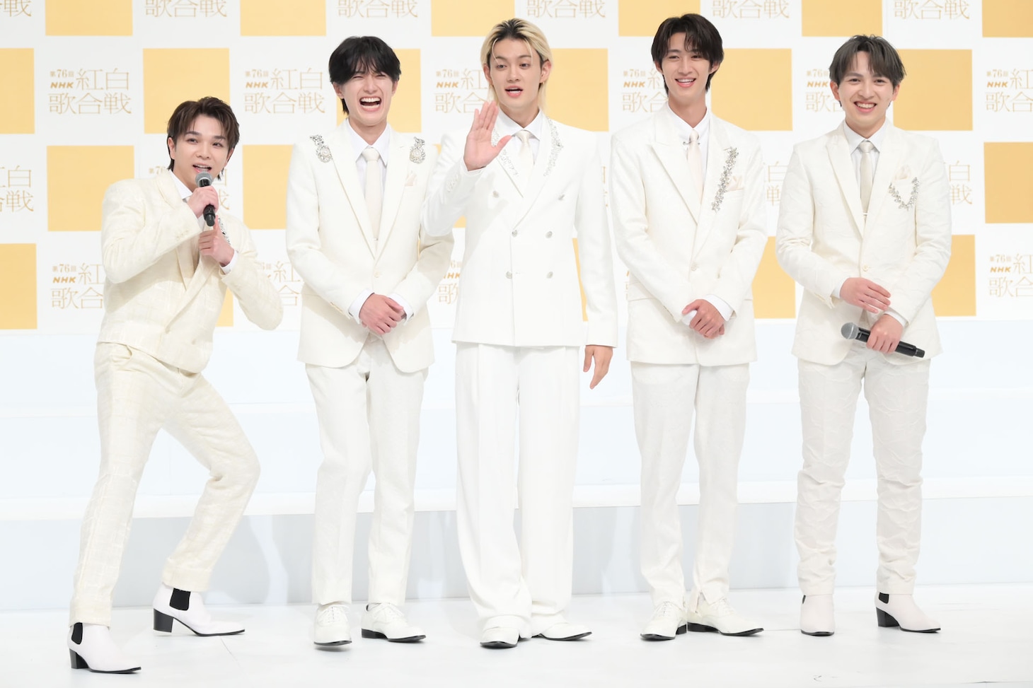 塩﨑太智（左）の発言に戸惑う4人。