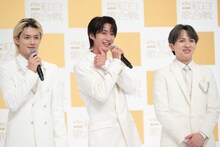 報道陣の期待に応え、コメントに「イイじゃん」を織り交ぜる曽野舜太（中央）。