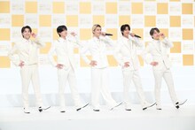 壇上でM!LKポーズを決めるM!LK。