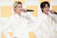 壇上でM!LKポーズを決め、喜びを噛み締める佐野勇斗と曽野舜太。