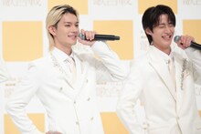 壇上でM!LKポーズを決め、喜びを噛み締める佐野勇斗と曽野舜太。