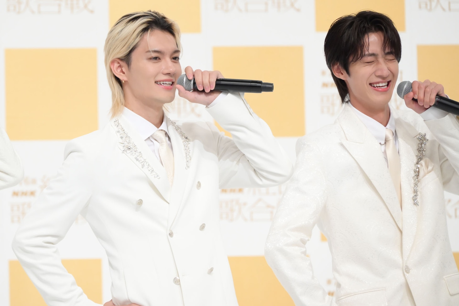 壇上でM!LKポーズを決め、喜びを噛み締める佐野勇斗と曽野舜太。