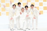 「わ～！」と両手を広げるM!LK。